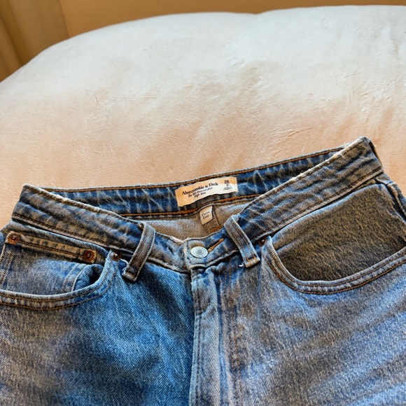 Abercrombie & Fitch Curve Love 90s Relaxed Fit Jeans - Medium - Size 26 Regular - Picture 2 of 8